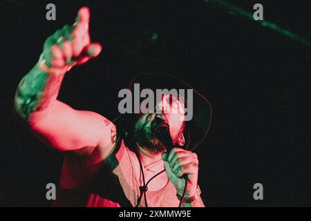 Copenaghen, Danimarca. 28 luglio 2024. La band hardcore danese Lifesick esegue un concerto dal vivo al Pumpehuset di Copenaghen. Qui il cantante Simon Shoshan viene visto dal vivo sul palco. Credito: Gonzales Photo/Alamy Live News Foto Stock