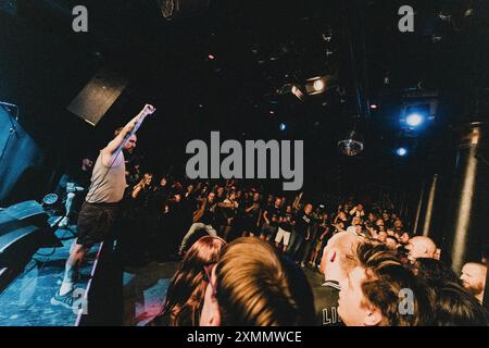 Copenaghen, Danimarca. 28 luglio 2024. La band hardcore danese Lifesick esegue un concerto dal vivo al Pumpehuset di Copenaghen. Qui il cantante Simon Shoshan viene visto dal vivo sul palco. Credito: Gonzales Photo/Alamy Live News Foto Stock