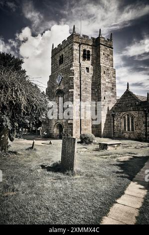 La chiesa e i terreni di San Michele (1611) nel villaggio di St Michaels, Lancashire, Regno Unito Foto Stock