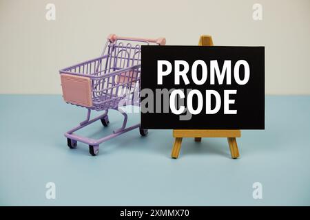 Messaggio di testo del codice promozionale e carrello della spesa su sfondo blu Foto Stock