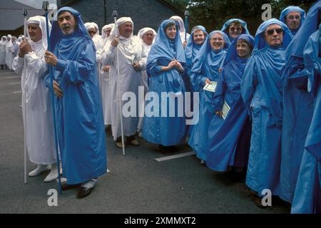 Gorsedd di Bards, il National Eisteddfod. I nuovi membri dell'ordine dei Bardi indossano abiti blu, al National Eisteddfod, sono individui che hanno dato un contributo alla loro comunità o nazione. I druidi indossano abiti bianchi. Sono i vincitori delle principali competizioni della National Eisteddfod. Gallese Bala Galles 2011, 2010s UK HOMER SYKES Foto Stock