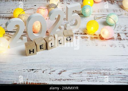 Ciao 2025 lettere alfabetiche su sfondo di legno Foto Stock