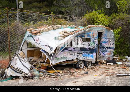 Cherso, Croazia - 19 aprile 2022: Un camper abbandonato distrutto vicino alla città di cherso in una giornata di sole Foto Stock