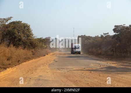 Autocarro pesante sulla Great North Road in Zambia, dove il catrame è completamente scomparso per un secion. La strada collega la capitale Zamibain Foto Stock