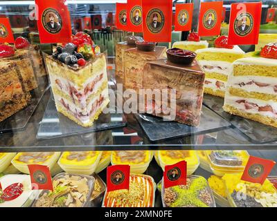 L'immagine mostra un assortimento di torte e dessert in una panetteria al Dubai Mall. Foto Stock