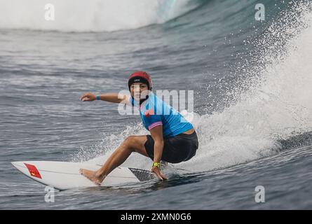 Tahiti, Polinesia francese. 28 luglio 2024. Yang Siqi della Cina gareggia durante il round 2 di surf femminile dei Giochi Olimpici di Parigi 2024 a Teahupo'o, Tahiti, Polinesia francese, il 28 luglio 2024. Credito: Ma Ping/Xinhua/Alamy Live News Foto Stock