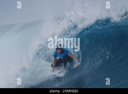 Tahiti, Polinesia francese. 28 luglio 2024. Molly Picklum dell'Australia gareggia durante il secondo turno di surf femminile dei Giochi Olimpici di Parigi 2024 a Teahupo'o, Tahiti, Polinesia francese, il 28 luglio 2024. Credito: Ma Ping/Xinhua/Alamy Live News Foto Stock