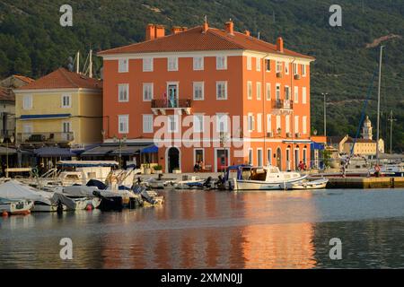 Cherso, Croazia - 25 ottobre 2022: Una casa tradizionale nella città di cherso al tramonto Foto Stock