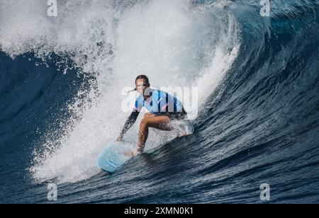 Tahiti, Polinesia francese. 28 luglio 2024. Candelaria Resano del Nicaragua gareggia durante il turno 2 femminile di surf dei Giochi Olimpici di Parigi 2024 a Teahupo'o, Tahiti, Polinesia francese, il 28 luglio 2024. Credito: Ma Ping/Xinhua/Alamy Live News Foto Stock