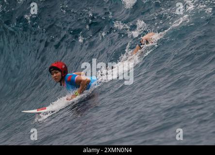 Tahiti, Polinesia francese. 28 luglio 2024. Yang Siqi della Cina gareggia durante il round 2 di surf femminile dei Giochi Olimpici di Parigi 2024 a Teahupo'o, Tahiti, Polinesia francese, il 28 luglio 2024. Credito: Ma Ping/Xinhua/Alamy Live News Foto Stock