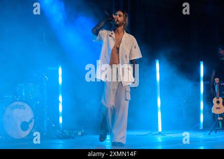 Massa, Italia. 28 luglio 2024. Santi francesi si esibisce dal vivo in Piazza Aranci. Crediti: Stefano dalle Luche / Alamy Live News Foto Stock