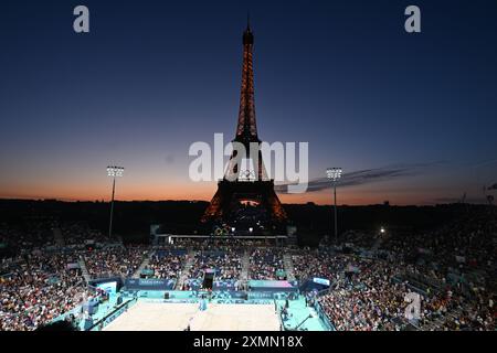 PARIGI - FRANCIA, 28 luglio 2024, OLIMPIADI, tramonto allo Stadio della Torre Eiffel, dove si svolge la Beach volley a Parigi Foto Stock