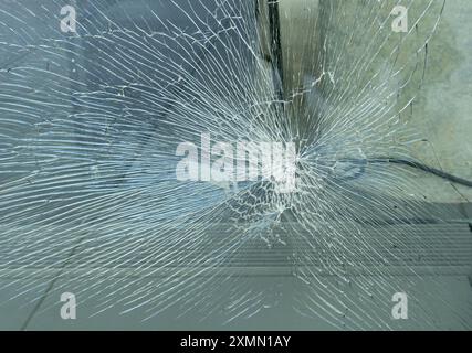 Immagine dettagliata di un vetro incrinato Foto Stock