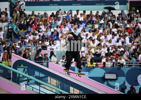 PARIGI FRANCIA, 28 luglio 2024 OLIMPIADI DI SKATEBOARD SPORTIVO lo skateboarder brasiliano Rayssa Leal, Fadinha, vince una medaglia di bronzo nella categoria Skate Park Foto Stock