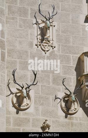 Dettagli architettonici nello storico castello di Hluboka a Hluboka nad Vltavou nella Boemia meridionale, uno dei castelli più famosi e visitati della Repubblica Ceca, Foto Stock