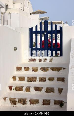 Chiuso il lupetto blu e stretti gradini di pietra, un pezzo di architettura tradizionale sull'isola di Santorini. Grecia Foto Stock