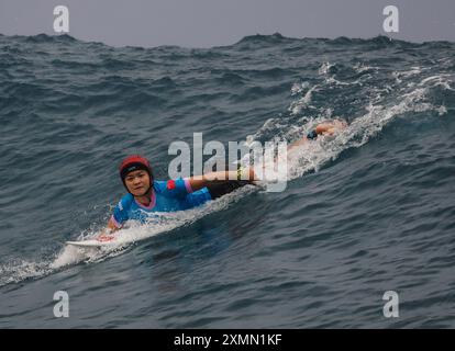 Tahiti, Polinesia francese. 28 luglio 2024. Yang Siqi della Cina gareggia durante il secondo turno di surf femminile dei Giochi Olimpici di Parigi 2024 a Teahupo'o, Tahiti, Polinesia francese, il 28 luglio 2024. Credito: Ma Ping/Xinhua/Alamy Live News Foto Stock