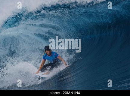 Tahiti, Polinesia francese. 28 luglio 2024. Molly Picklum dell'Australia gareggia durante il secondo turno di surf femminile ai Giochi Olimpici di Parigi 2024 a Teahupo'o, Tahiti, Polinesia francese, il 28 luglio 2024. Credito: Ma Ping/Xinhua/Alamy Live News Foto Stock