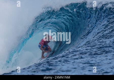 Tahiti, Polinesia francese. 28 luglio 2024. Kauli Vaast di Francia gareggia durante il secondo turno maschile di surf ai Giochi Olimpici di Parigi 2024 a Teahupo'o, Tahiti, Polinesia francese, il 28 luglio 2024. Credito: Ma Ping/Xinhua/Alamy Live News Foto Stock