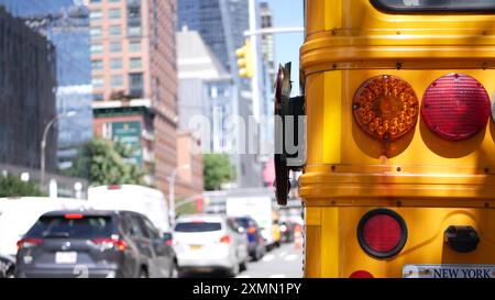 Scuolabus giallo su New York Manhattan Street, scuolabus sulla trafficata strada cittadina. Educazione e trasporto per bambini, USA. Navetta per la scuola americana nel traffico, 10 avenue Chelsea, Stati Uniti. Foto Stock