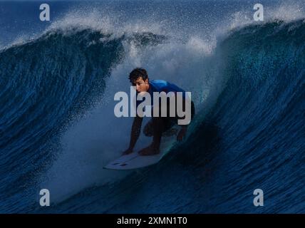 Tahiti, Polinesia francese. 28 luglio 2024. Lucca Mesinas del Perù gareggia durante la seconda gara maschile di surf ai Giochi Olimpici di Parigi 2024 a Teahupo'o, Tahiti, Polinesia francese, il 28 luglio 2024. Credito: Ma Ping/Xinhua/Alamy Live News Foto Stock