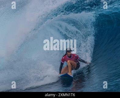 Tahiti, Polinesia francese. 28 luglio 2024. Johanne Defay di Francia gareggia durante il secondo turno di surf femminile ai Giochi Olimpici di Parigi 2024 a Teahupo'o, Tahiti, Polinesia francese, il 28 luglio 2024. Credito: Ma Ping/Xinhua/Alamy Live News Foto Stock