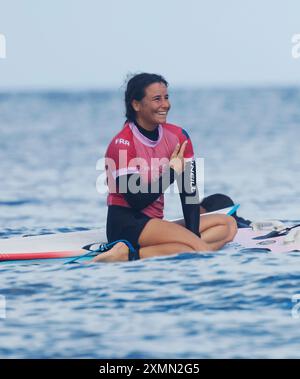 Tahiti, Polinesia francese. 28 luglio 2024. Johanne Defay di Francia reagisce dopo il caldo del secondo turno femminile di surf dei Giochi Olimpici di Parigi 2024 a Teahupo'o, Tahiti, Polinesia francese, il 28 luglio 2024. Credito: Ma Ping/Xinhua/Alamy Live News Foto Stock