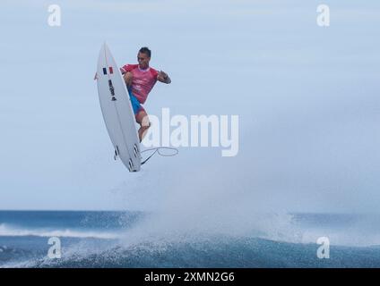 Tahiti, Polinesia francese. 28 luglio 2024. Kauli Vaast di Francia gareggia durante il secondo turno maschile di surf ai Giochi Olimpici di Parigi 2024 a Teahupo'o, Tahiti, Polinesia francese, il 28 luglio 2024. Credito: Ma Ping/Xinhua/Alamy Live News Foto Stock