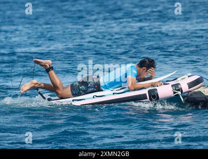 Tahiti, Polinesia francese. 28 luglio 2024. Rio Waida dell'Indonesia reagisce dopo il caldo del secondo round maschile di surf dei Giochi Olimpici di Parigi 2024 a Teahupo'o, Tahiti, Polinesia francese, il 28 luglio 2024. Credito: Ma Ping/Xinhua/Alamy Live News Foto Stock