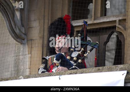 Bagpiper Playing for Queens visita 2008 Foto Stock