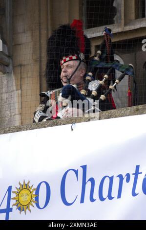 Bagpiper Playing for Queens visita Banbury 2008 Foto Stock