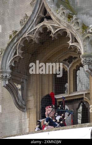 Bagpiper Playing for Queens visita Banbury 2008 Foto Stock