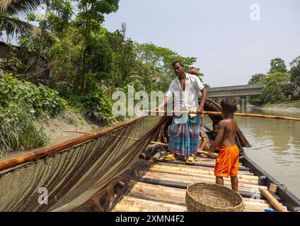 I pescatori del Bangladesh usano le lontre per pescare nella Sundarbans, divisione Khulna, Narail Sadar, Bangladesh Foto Stock