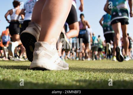 L'inizio di una gara di corsa, un grande gruppo di corridori. Corsa, immagine iconica. Blocca l'azione in primo piano di scarpe da running e gambe in azione Foto Stock