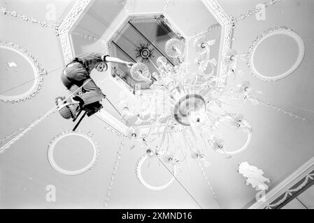 Discesa dal soffitto per lavorare sul lampadario 8 dicembre 1991 foto di Roger Bamber Foto Stock