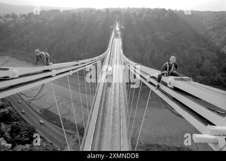 Gli operai ad alta tensione lavorano sulle catene del ponte sospeso di Clifton, Bristol, sostituendo l'illuminazione con lampadine a bassa tensione immagine di Roger Bamber Foto Stock