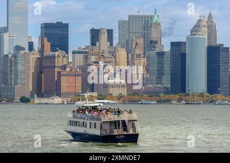 Con vedute spettacolari di Manhattan, un tour in barca del porto porta i turisti lungo il fiume Hudson a New York Foto Stock