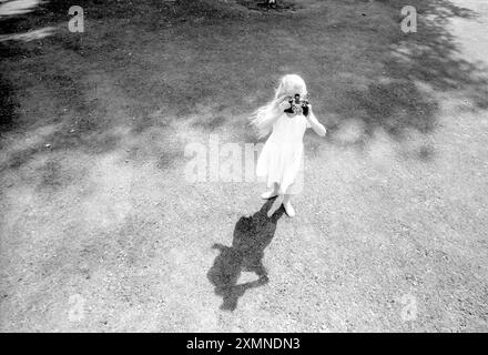 Bambina con una macchina fotografica pieghevole Zeiss ikon 1694 foto di Roger Bamber Foto Stock