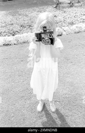 Bambina con una macchina fotografica pieghevole Zeiss ikon 1692 foto di Roger Bamber Foto Stock