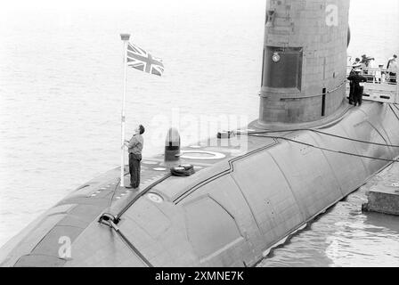 Nel settembre 1993 la HMS Unicorn, vista qui in mostra a Portsmouth, era in vendita come parte di un motore di esportazione di armi da parte del governo britannico. Era un sottomarino d'attacco a lungo raggio, sostituito quando la flotta sottomarina britannica passò ad una flotta completamente nucleare. Fu venduta al Canada e rinominata HMCS Windsor. Unicorn Subs sold off - Portsmouth 5 settembre 1993 foto di Roger Bamber Foto Stock