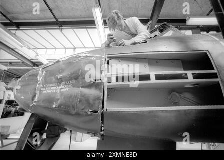 Gli studenti del Crawley College nel Sussex stavano ricostruendo un aereo Meteor Jet del 1950 per il Fleet Air Arm Museum. Gloster Meteor T7 (WS103) 30 giugno 1993 foto di Roger Bamber Foto Stock