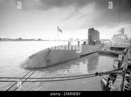 Nel settembre 1993 la HMS Unicorn, vista qui in mostra a Portsmouth, era in vendita come parte di un motore di esportazione di armi da parte del governo britannico. Era un sottomarino d'attacco a lungo raggio, sostituito quando la flotta sottomarina britannica passò ad una flotta completamente nucleare. Fu venduta al Canada e rinominata HMCS Windsor. Unicorn Subs sold off - Portsmouth 5 settembre 1993 foto di Roger Bamber Foto Stock