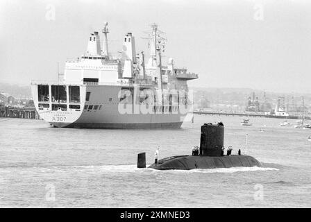 Nel settembre 1993 la HMS Unicorn, vista qui in mostra a Portsmouth, era in vendita come parte di un motore di esportazione di armi da parte del governo britannico. Era un sottomarino d'attacco a lungo raggio, sostituito quando la flotta sottomarina britannica passò ad una flotta completamente nucleare. Fu venduta al Canada e rinominata HMCS Windsor. Unicorn Subs sold off - Portsmouth 5 settembre 1993 foto di Roger Bamber Foto Stock