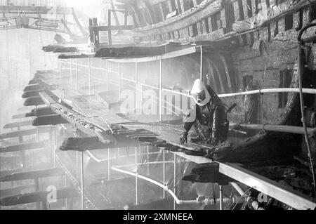 Lo scienziato dottor Glenn McConnachie, un conservatore sul relitto della Mary Rose, una nave da guerra Tudor, a Portsmouth. Stava ispezionando i legnami dello scafo mentre venivano spruzzati con polietilenglicole. Questo processo ha richiesto 18 anni per essere completato. 11 ottobre 1994 foto di Roger Bamber Foto Stock