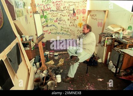 Uno studente di Belle Arti dell'Università di Brighton si siede su una sedia per esaminare i progressi della sua pittura d'arte moderna nello studio d'arte come parte del suo corso di laurea. 15 novembre 1996 foto di Roger Bamber Foto Stock