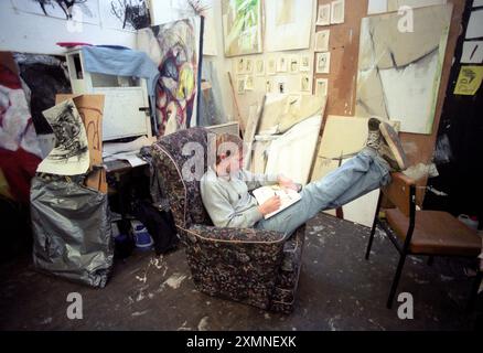 Giovane studente di belle arti maschile con i piedi in piedi in uno studio di pittura caotico presso la Brighton University 15 novembre 1996 foto di Roger Bamber Foto Stock