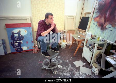 Uno studente di Belle Arti dell'Università di Brighton si siede su una sedia girevole per esaminare i progressi della sua pittura d'arte moderna nello studio d'arte come parte del suo corso di laurea. 15 novembre 1996 foto di Roger Bamber Foto Stock