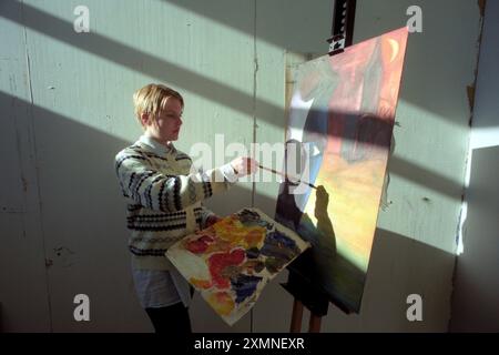 Uno studente di Belle Arti dell'Università di Brighton dipinge un ritratto nello studio mentre il sole scorre attraverso la finestra creando ombre sul muro 15 novembre 1996 foto di Roger Bamber Foto Stock