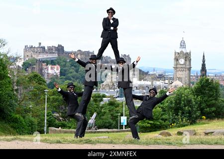 Edimburgo, Scozia, Regno Unito. 29 luglio 2024. Edinburgh Fringe: Lo spettacolo del circo dei Black Blues Brothers si esibisce su Calton Hill con lo sfondo del castello di Edimburgo e dei tetti della città. Mostrando la loro abilità acrobatica, i Black Blues Brothers portano le loro dita, trucchi, limbo fuochi, piramidi umane, gag esilaranti e coreografie alla periferia di Edimburgo. Mostra alle sale riunioni, Venue 20 dal 1 agosto Crediti: Craig Brown/Alamy Live News Foto Stock