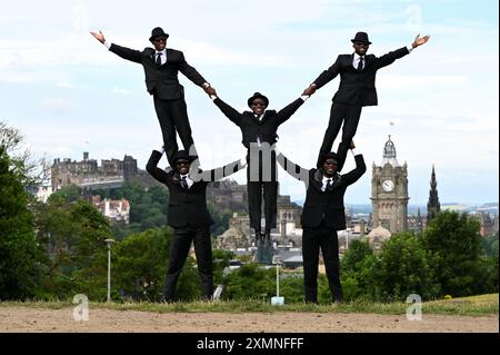 Edimburgo, Scozia, Regno Unito. 29 luglio 2024. Edinburgh Fringe: Lo spettacolo del circo dei Black Blues Brothers si esibisce su Calton Hill con lo sfondo del castello di Edimburgo e dei tetti della città. Mostrando la loro abilità acrobatica, i Black Blues Brothers portano le loro dita, trucchi, limbo fuochi, piramidi umane, gag esilaranti e coreografie alla periferia di Edimburgo. Mostra alle sale riunioni, Venue 20 dal 1 agosto Crediti: Craig Brown/Alamy Live News Foto Stock